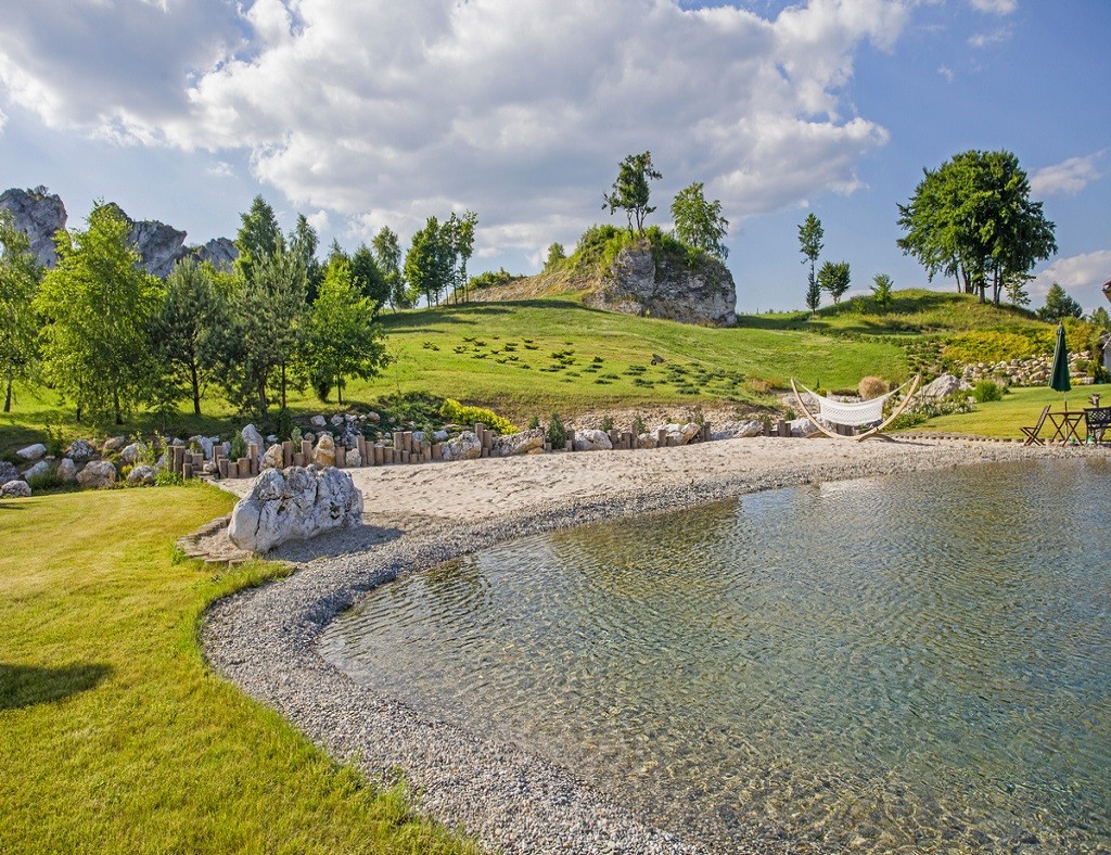 Perfekt in die Landschaft integrierter, künstlich angelegter, dekorativer Schwimmteich