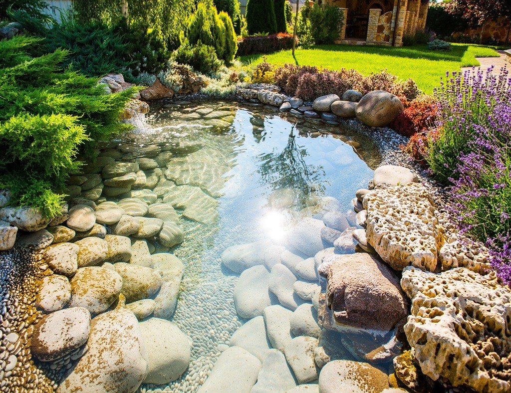 Zierteich mit einer Kaskade. Wassertransparenz mit BioChalix-Filterbett
